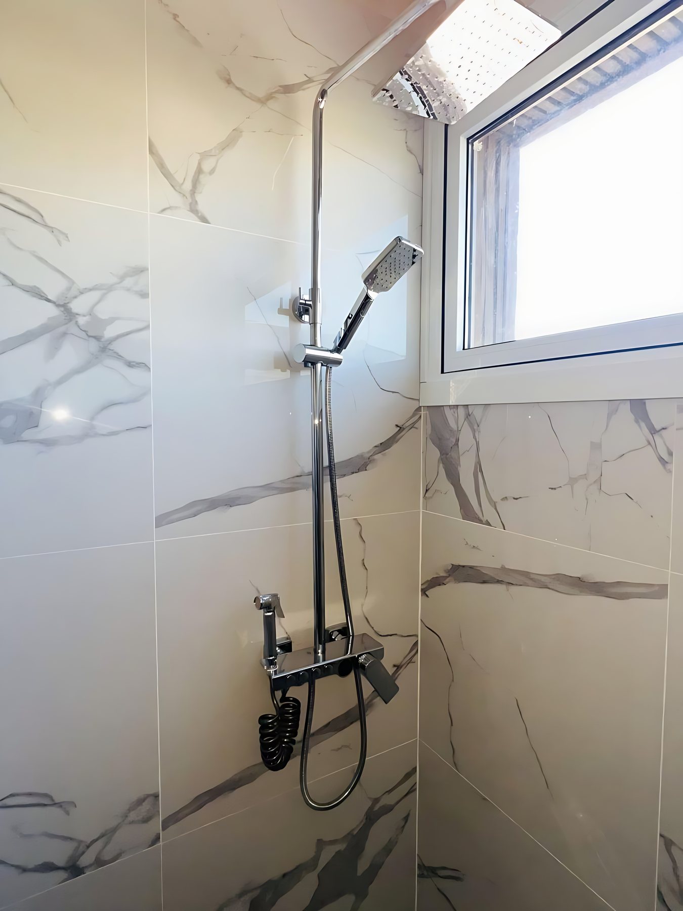 Ducha con columna y cabezal lluvia