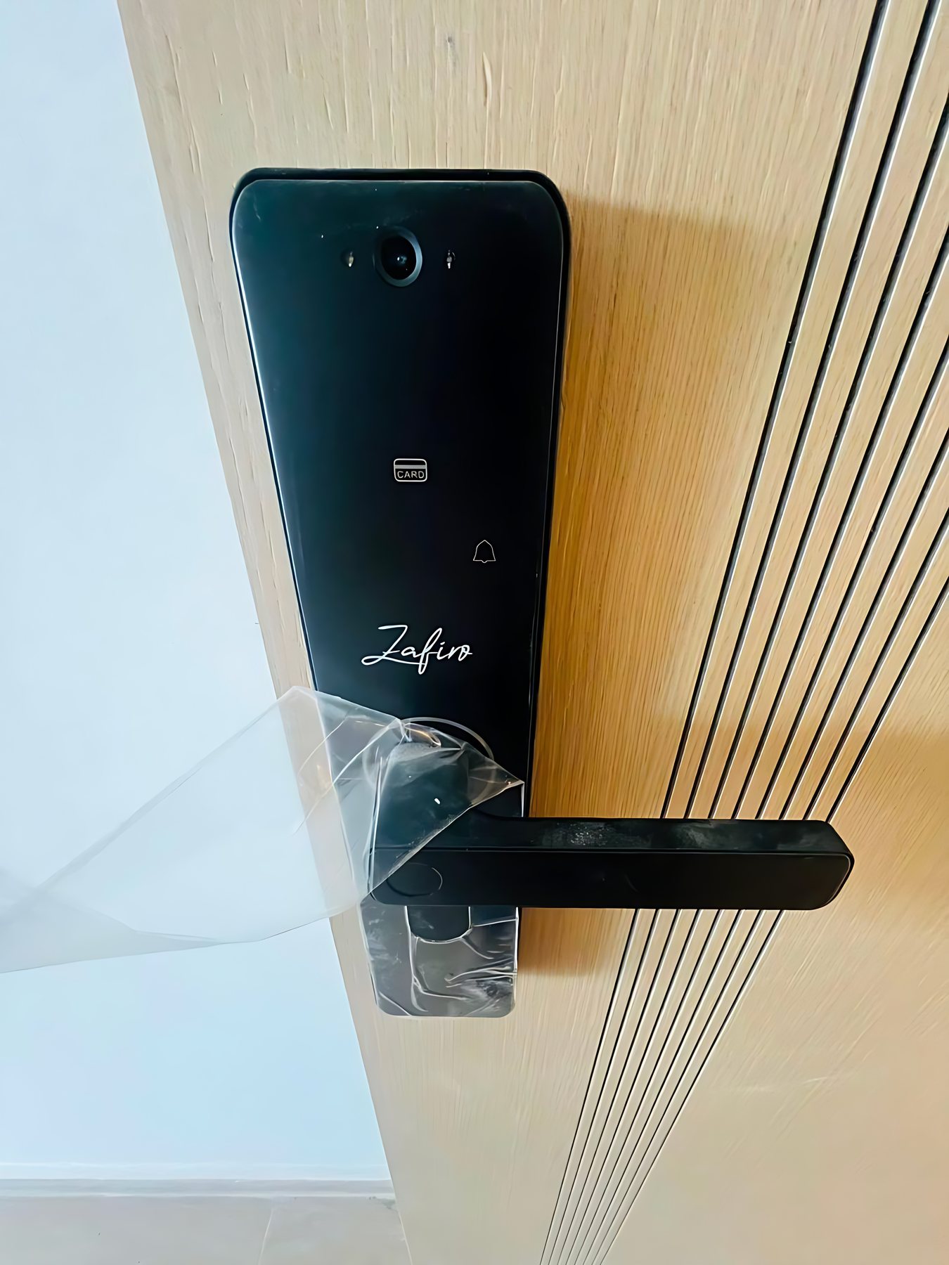 Cerradura inteligente con el logo de Zafiro