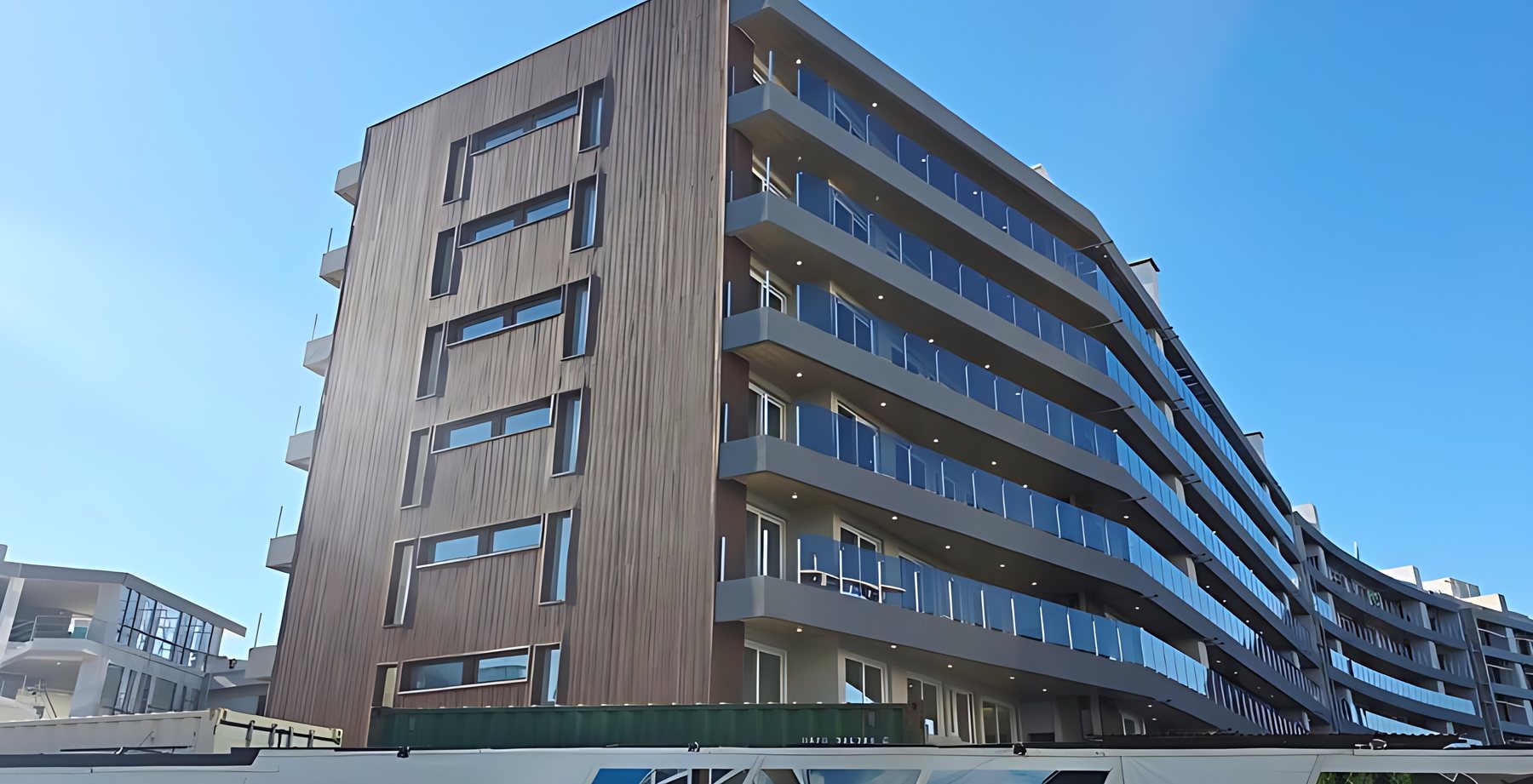 Fachada con revestimiento símil madera